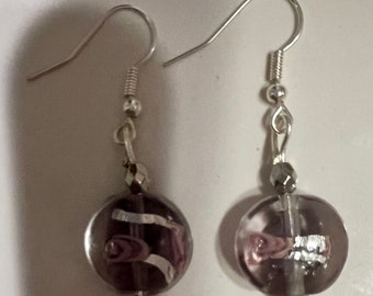 Boucles d'oreilles pendantes en argent, perles de verre violettes, roses et argentées