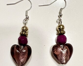 Boucles d'oreilles pendantes en verre coeur violet, facettes violettes et perles dorées