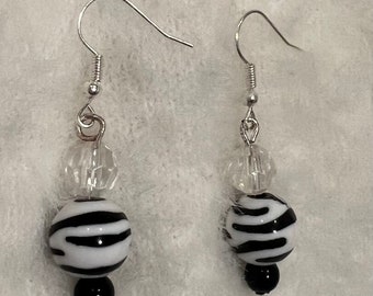 Boucles d'oreilles pendantes en perles de verre à facettes transparentes noires et blanches