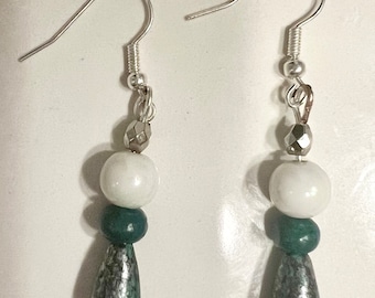 Boucles d'oreilles pendantes en perles de verre blanches et turquoises.