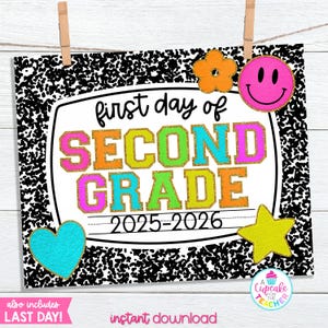 Könnte beinhalten: Ein farbenfrohes Schulanfangs-Schild mit dem Text "first day of SECOND GRADE 2025-2026". Das Schild enthält ein Smiley, einen Stern, eine Blume und ein Herz. Der Hintergrund ist ein schwarz-weißes Notizbuchpapier-Design.