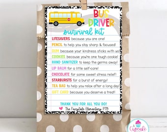 Könnte beinhalten: Eine braune Papiertüte mit weißen Punkten enthält eine bedruckte Karte mit der Aufschrift "Busfahrer-Überlebens-Kit". Die Karte zeigt eine gelbe Schulbus-Grafik und eine Liste von Artikeln wie Lifesavers, einem Bleistift, Kaugummi, Keksen, Händedesinfektionsmittel, Lippenbalsam, Schokolade, Starbursts, einem Teebeutel und einer Geschenkkarte.