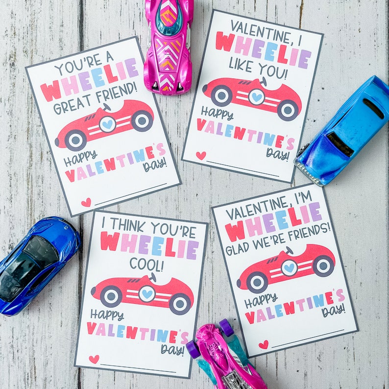 K&ouml;nnte beinhalten: Vier druckbare Valentinstagskarten mit roten Rennwagen und dem Text "You're a Wheelie Great Friend!", "I Think You're Wheelie Cool!", "Valentine, I Wheelie Like You!" und "Valentine, I'm Wheelie Glad We're Friends!"