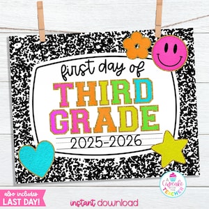 Pode incluir: Um letreiro colorido de volta às aulas para a terceira série, com o texto "first day of THIRD GRADE 2025-2026" em cores vibrantes. O design inclui um smiley, uma estrela, uma flor e um coração. O letreiro é preso por prendedores de roupa de madeira.