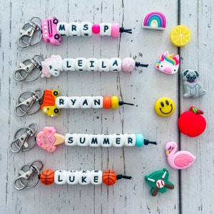 Gepersonaliseerde naamsleutelhanger | Tag kinderrugzak | Bagagelabel voor leraren | Naamplaatje rugzak | Luiertassleutelhanger | Sleutelhanger met siliconen kraal als sleutelhanger