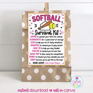 Puede incluir: Una bolsa de papel marrón con lunares blancos, una etiqueta rosa y blanca con el texto "SOFTBALL Survival Kit" y una lista de artículos para un kit de supervivencia de softball. La etiqueta también incluye el texto "GOOD LUCK!! From Coach Melissa".