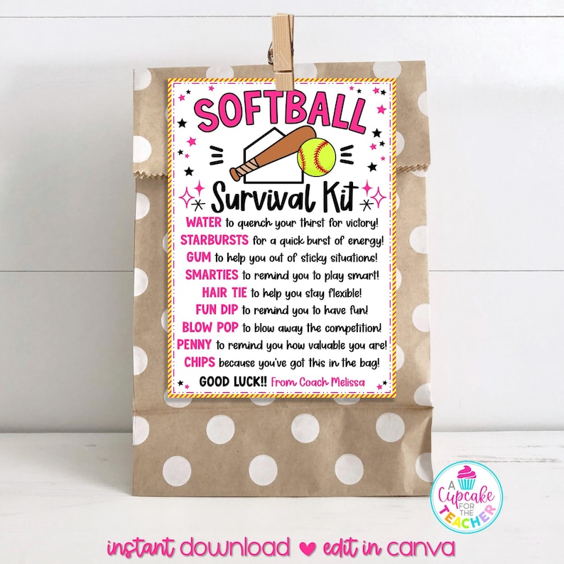 Pu&ograve; includere: Un sacchetto di carta marrone con pois bianchi, un'etichetta rosa e bianca con il testo "SOFTBALL Survival Kit" e un elenco di articoli per un kit di sopravvivenza per il softball. L'etichetta include anche il testo "GOOD LUCK!! From Coach Melissa".