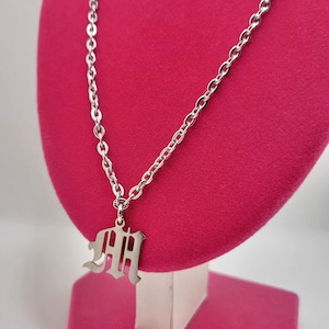 Collar con inicial M en inglés antiguo, acero inoxidable de 18 pulgadas