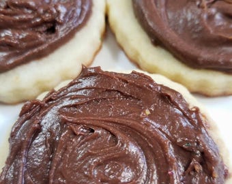Verse zelfgemaakte roomkaasboterkoekjes gesmoord met zelfgemaakte CHOCOLADE ~ rond gecanneleerd koekje ~ 2 dozijn