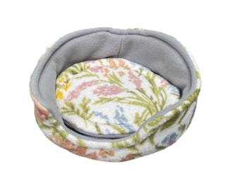 Ein Meerschweinchenbett aus Fleece: Weicher Kuschelbecher mit herausnehmbarer Unterlage