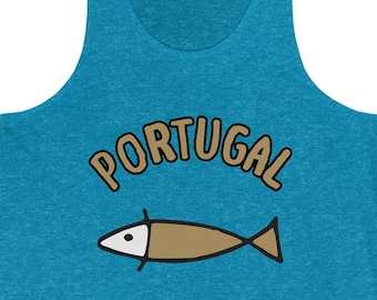Op de afbeelding: Een turquoise tanktop met het woord "PORTUGAL" in gouden letters en een cartoon-visgrafiek.