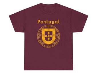 Op de afbeelding: Een maroon t-shirt met een gouden afbeelding van het Portugese wapenschild en het woord "Portugal" gedrukt op de voorkant.