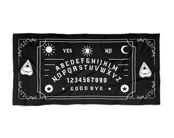 Może przedstawiać: Czarno-biała plansza Ouija w klasycznym stylu. Plansza zawiera litery od A do Z, cyfry od 0 do 9 oraz słowa "YES", "NO" i "GOOD BYE".