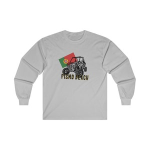 Könnte beinhalten: Ein graues Langarmshirt mit einer Schwarzweißillustration eines Geländewagens und einer portugiesischen Flagge. Der Text "PISMO BEACH" ist in Gold unter der Illustration gedruckt.
