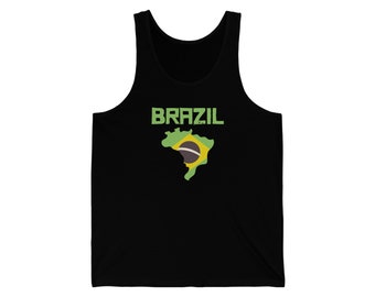 Op de afbeelding: Zwart tanktop met een groene omtrek van Brazilië en het woord "BRAZIL" in groene tekst. De omtrek van Brazilië is gevuld met de kleuren van de Braziliaanse vlag.