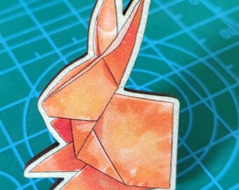 Pin de conejo de origami de madera