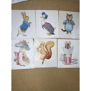 Może przedstawiać: Zestaw sześciu ilustracji dla dzieci w stylu vintage przedstawiających antropomorficzne zwierzęta. Ilustracje przedstawiają królika w niebieskiej kurtce, kaczkę w czepku, kota w niebieskim płaszczu, królika w kapeluszu, wiewiórkę i dwie myszy czytające gazetę.