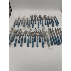 Vintage roestvrijstalen bestekset met blauwe handvatten, 42-delig, gemaakt in Korea, cottagecore-stijl.