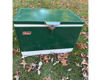 Vintage Coleman Kühlbox aus grünem Metall mit abschließbarem Deckel und Griffen im Mid-Century-Camping-Retro-Stil