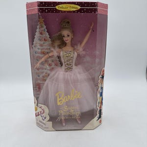 Puede incluir: Un letrero de madera rústica con el texto "Welcome to our home" en un estilo manuscrito. El letrero presenta un acabado envejecido y un diseño sencillo y acogedor, ideal para un porche o entrada.