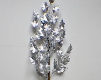 Silberner Stechpalmenzweig, silberner Blütenzweig, metallisch glänzender Blätterzweig, silberner Weihnachtszweig, weihnachtlicher Blütenzweig, silberner Blütenzweig