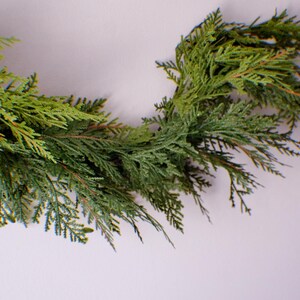 40 Zoll (ca. 100 cm) lange künstliche Zedernholzgirlande, winterliche Zedernholzgirlande, Weihnachtsgirlande für den Kaminsims, festliche Kaminsimsdekoration, Weihnachtsdekoration im Landhausstil Bild 10