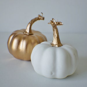 Calabazas artificiales: doradas o blancas, decoración otoñal para el Día de Acción de Gracias.