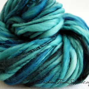 Hilo artístico hilado a mano: lana voluminosa azul adriático, gruesa y fina