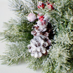 Kunstdennenboom: 8&quot; bessenstengel, wintergroen