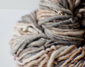Handgesponnen merinowol voor kunstprojecten: dikke en dunne pastelkleurige vezels