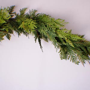 40 Zoll (ca. 100 cm) lange künstliche Zedernholzgirlande, winterliche Zedernholzgirlande, Weihnachtsgirlande für den Kaminsims, festliche Kaminsimsdekoration, Weihnachtsdekoration im Landhausstil Bild 9