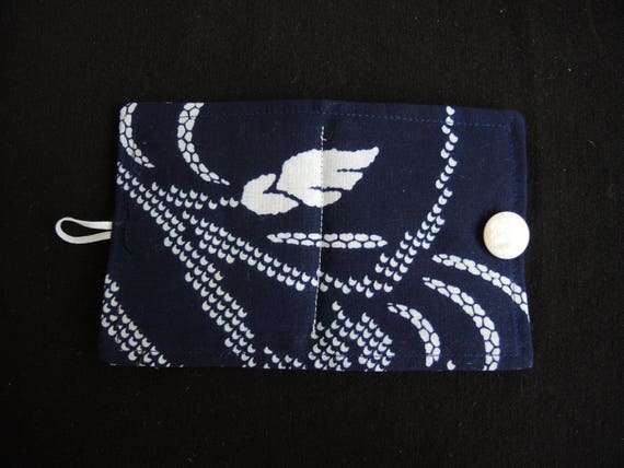 Iris shibori Yukata couture à l’aiguille portefeuille ou et livre-indigo et ou blanc recyclé impression japonaise en kimono et couette ouate voyage cas-sur commande 734792 Iris shibori Yukata couture à l’aiguille portefeuille ou et livre-indigo et ou blanc recyclé impression japonaise en kimono et couette ouate voyage cas-sur commande 734792