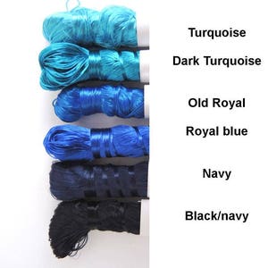 Puede incluir: Seis carretes de hilo en varios tonos de azul, desde turquesa hasta negro. Los carretes est&aacute;n etiquetados con los nombres de los colores: Turquesa, Turquesa oscuro, Azul antiguo, Azul real, Azul marino y Negro/marino.