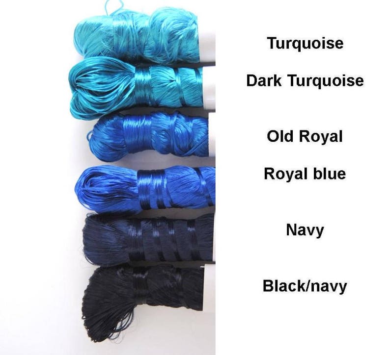 Puede incluir: Seis carretes de hilo en varios tonos de azul, desde turquesa hasta negro. Los carretes est&aacute;n etiquetados con los nombres de los colores: Turquesa, Turquesa oscuro, Azul antiguo, Azul real, Azul marino y Negro/marino.