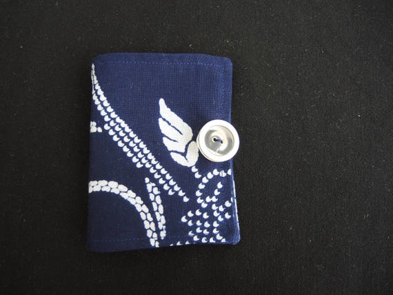 Iris shibori Yukata couture à l’aiguille portefeuille ou et livre-indigo et ou blanc recyclé impression japonaise en kimono et couette ouate voyage cas-sur commande 734792 Iris shibori Yukata couture à l’aiguille portefeuille ou et livre-indigo et ou blanc recyclé impression japonaise en kimono et couette ouate voyage cas-sur commande 734792