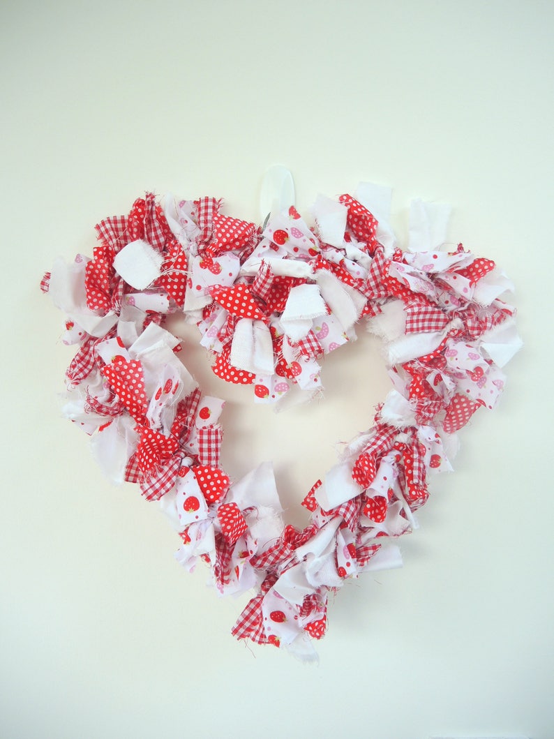 PDF TUTORIAL Pretty Heart rag wreath instructions heart or round fabric decor upcycling easy skill downloadable printable pdf lesson imagem 1