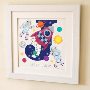 Impresión de arte de letras espaciales, ilustración inicial del bebé de los niños, decoración personalizada de la guardería de la imagen del nombre, regalo del marco del nombre del bautizo