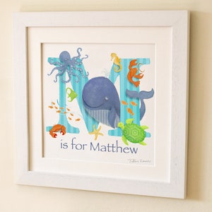 Impresión artística con letras de vida marina para niños, ilustración inicial de bebé niño, pez acuario, imagen azul para guardería, marco de nombre de bautizo personalizado