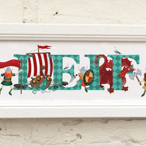 Peut inclure: Une impression encadrée du nom "Leif" en lettres turquoise et rouges. Chaque lettre est décorée d'une illustration sur le thème viking, y compris un navire, un dragon et un guerrier.
