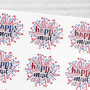 Puede incluir: Nueve pegatinas redondas con un dise&ntilde;o de fuegos artificiales rojo, blanco y azul. El texto "happy mail" est&aacute; escrito en cursiva negra en cada pegatina.