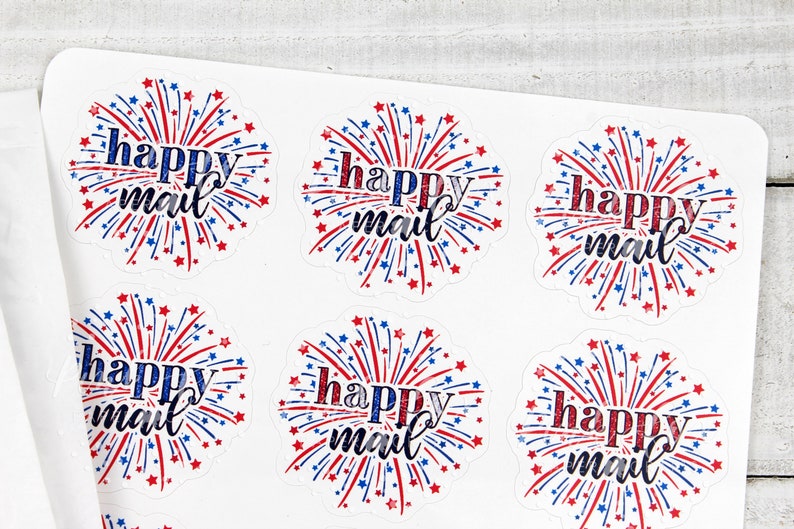 Puede incluir: Nueve pegatinas redondas con un dise&ntilde;o de fuegos artificiales rojo, blanco y azul. El texto "happy mail" est&aacute; escrito en cursiva negra en cada pegatina.