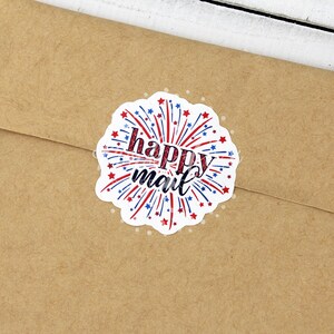 Puede incluir: Una pegatina redonda blanca con un dise&ntilde;o de fuegos artificiales rojo, blanco y azul. El texto "happy mail" est&aacute; escrito en letras cursivas negras.