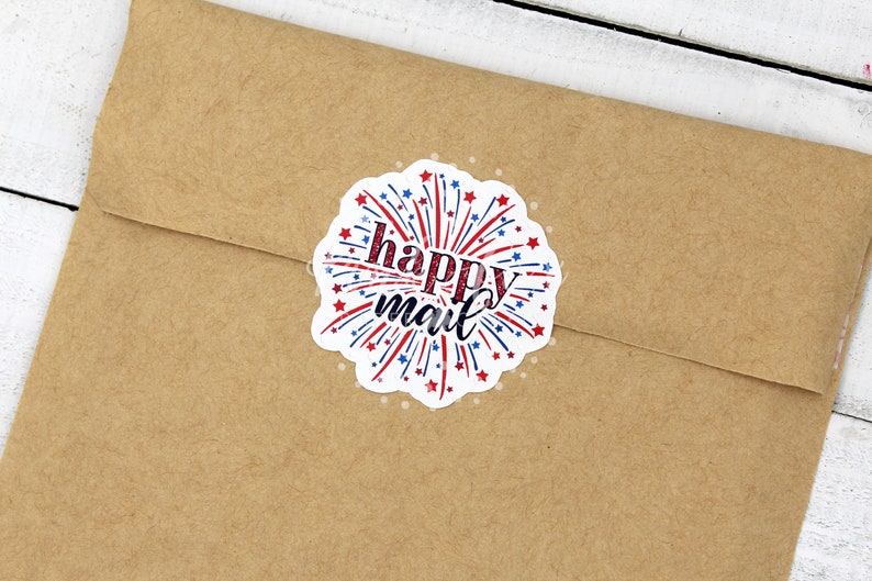 Puede incluir: Una pegatina redonda blanca con un dise&ntilde;o de fuegos artificiales rojo, blanco y azul. El texto "happy mail" est&aacute; escrito en letras cursivas negras.