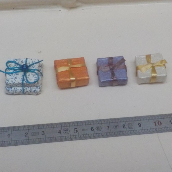 Paquet cadeaux  miniatures 1/12ème- 4 modèles au choix