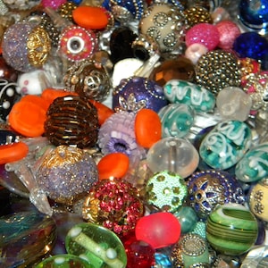 50 perles Jesse James MIXTES en vrac 10 mm-25 mm mélangées cueillies au hasard Sachet de différentes tailles, formes et couleurs