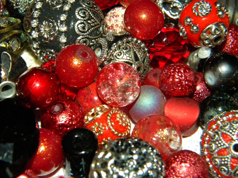 NEW 20pc Jesse James beads RedBlack Mixed Loose Random Mix Bag of 6mm-20mm different sizes /& shapes