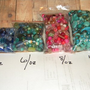 Peut inclure: Quatre sachets de perles de verre color&eacute;es de diff&eacute;rentes tailles et formes. Les sachets sont &eacute;tiquet&eacute;s avec le poids des perles en onces&nbsp;: 4&nbsp;oz, 6&nbsp;oz, 8&nbsp;oz et 16&nbsp;oz.