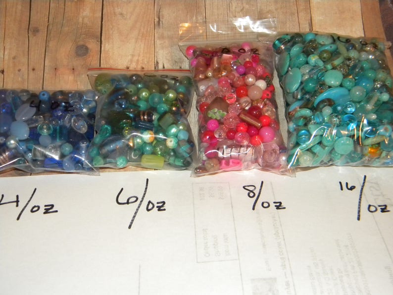 Peut inclure: Quatre sachets de perles de verre color&eacute;es de diff&eacute;rentes tailles et formes. Les sachets sont &eacute;tiquet&eacute;s avec le poids des perles en onces&nbsp;: 4&nbsp;oz, 6&nbsp;oz, 8&nbsp;oz et 16&nbsp;oz.