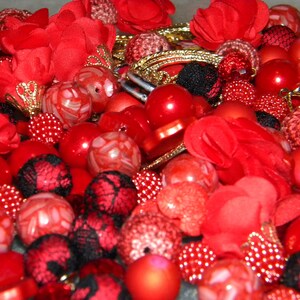 NEW 20pc Jesse James beads RedBlack Mixed Loose Random Mix Bag of 6mm-20mm different sizes /& shapes