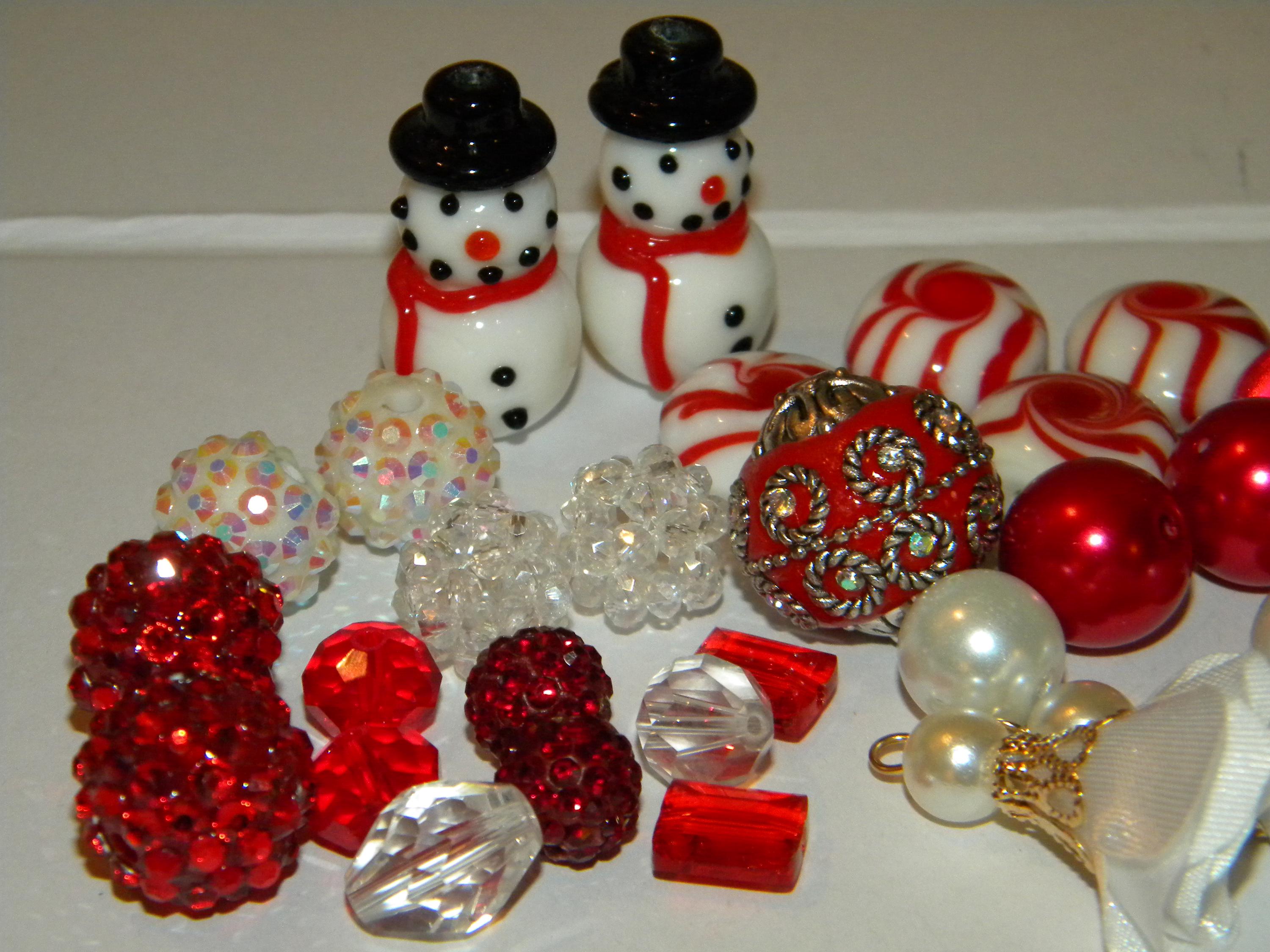 NEW 31/pc Special Jesse James beads Candy Cane Snowman White/Red Mixed lot of different sizes & shapes 6mm-25mm beads(SN)